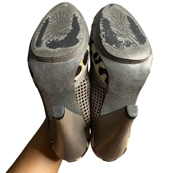 Naughty Monkey Women's Gray What's Her Name Platform Pumps - Picture 7 of 7